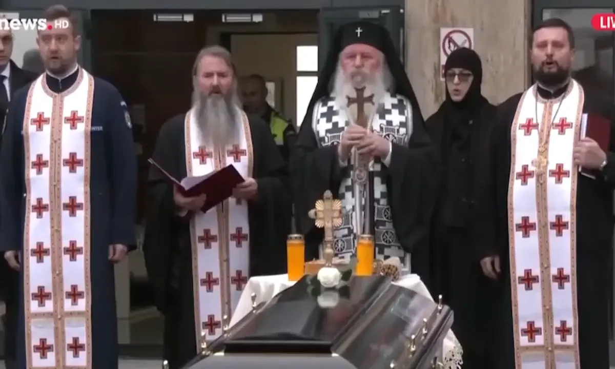 Θρήνος μπροστά στα 7 φέρετρα - Η Ορθόδοξη Μητρόπολη της Τιμισοάρα προσευχήθηκε για την ανάπαυση των ψυχών των νέων του ΠΑΟΚ.