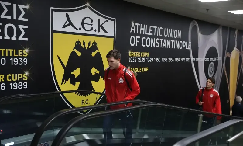 ΑΕΚ-Ολυμπιακός: Κύριος ο Ρέτσος χαιρέτησε τους παίκτες της ΑΕΚ και τον Μάριο Ηλιόπουλο πριν βγουν οι ομάδες από τη φυσούνα