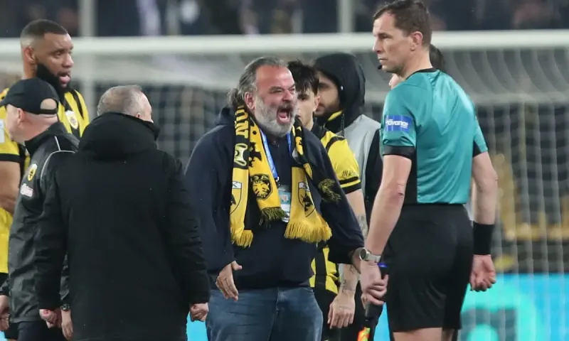 Μάριος Ηλιόπουλος: Μπήκε στα αποδυτήρια και έσβησε το πρόστιμο που είχε βάλει στους παίκτες της ΑΕΚ - «Είστε μονομάχοι, στο τέλος θα είμαστε οι νικητές»