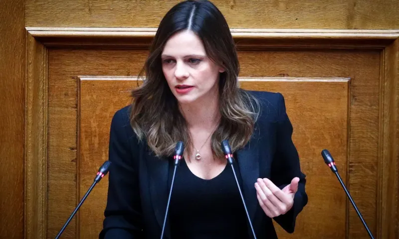 Μας έστειλε για… χόρτα η Έφη Αχτσιόγλου: Aνακάλυψε τον εχθρό του βιγκανισμού και είναι ο… Τραμπισμός