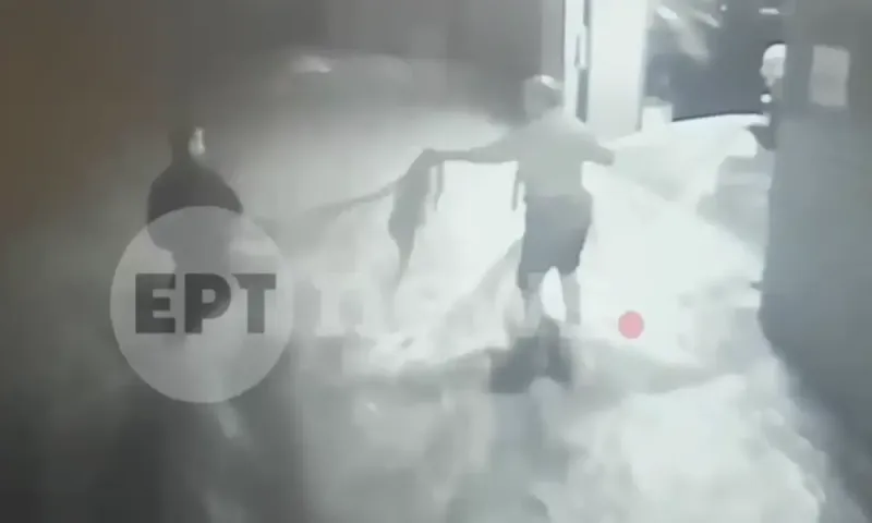 Κορωπί: Συγκινητική διάσωση ηλικιωμένων από αστυνομικό που τους έβγαλε από χείμαρρο - «Έπεσα αναίσθητος και μου έλεγε ‘’δεν σε αφήνω’’»