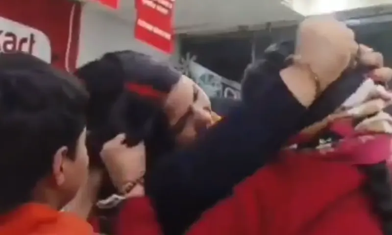 Γυναίκα έπιασε τον σύζυγό της με άλλη σε εμπορικό κέντρο και ξέσπασε καβγάς (video)