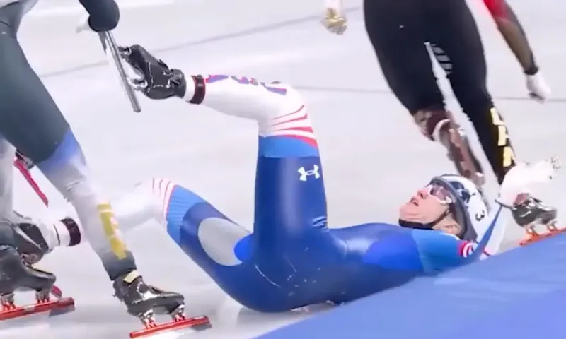 Απίστευτο σκηνικό στο speed skating με την Corinne Stoddard να προκαλεί πτώσεις σε δύο κούρσες