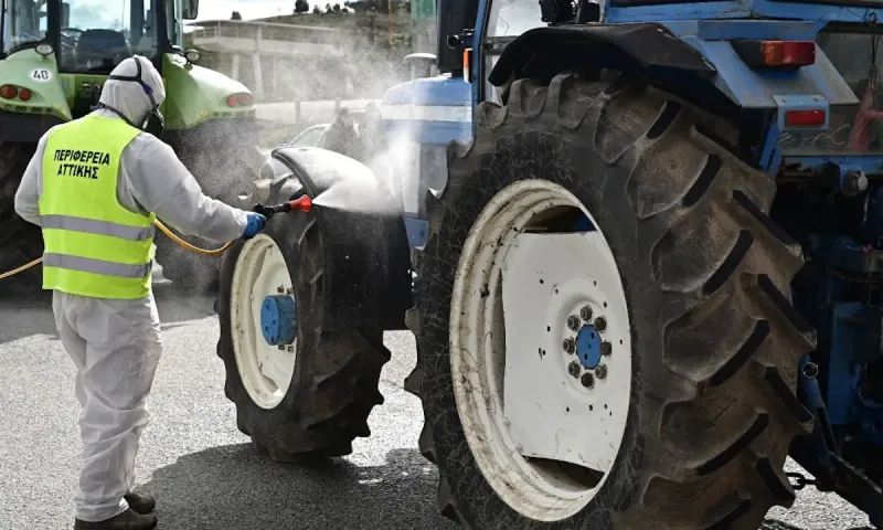 Τραγικό σόου με ψεκασμό των τρακτέρ που πήγαιναν Σύνταγμα την ώρα που η ευλογιά έχει «θερίσει» όλη τη χώρα!