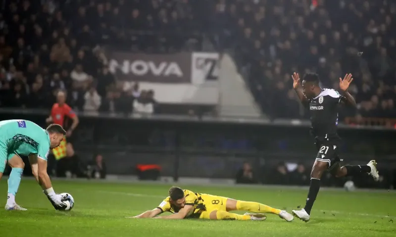 ΠΑΟΚ-ΑΕΚ 0-0 (Ημίχρονο): Χαμένο πέναλτι ο ΠΑΟΚ, δοκάρι η ΑΕΚ στα μισά