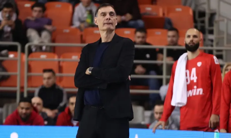 Ολυμπιακός: Γιατί ο Μπαρτζώκας κράτησε όλους τους ψηλούς και «έκοψε» τον Πίτερς