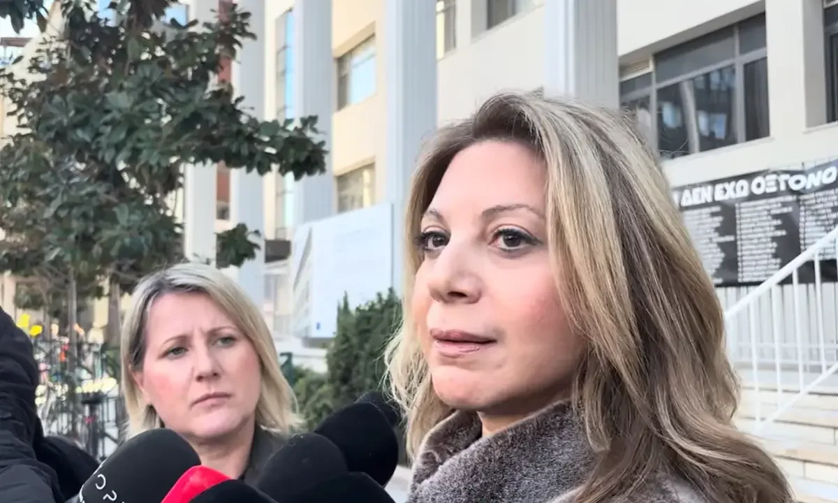 Πυρά συγγενών από τη δίκη στη Λάρισα - «Ούτε στην Ουγκάντα και την Κολομβία δεν θα γίνονταν τέτοια αίσχη» δήλωσε η Μαρία Καρυστιανού.