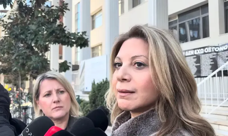 Καρυστιανού για εκταφές: «Αντί για την αιτία απανθράκωσης η Εισαγγελέας ψάχνει τι έφαγαν τα θύματα» - Πυρά και από Κωνσταντοπούλου – Ρούτσι στη δίκη για τα βίντεο