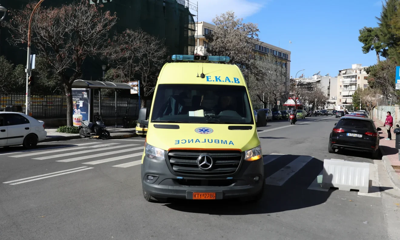 Η υπόθεση προκαλεί σάλο στη Ζάκυνθο, με καταγγελίες για τηλεφωνική καθοδήγηση εν ώρα εφημερίας, και έντονες αντιδράσεις από την τοπική κοινωνία.
