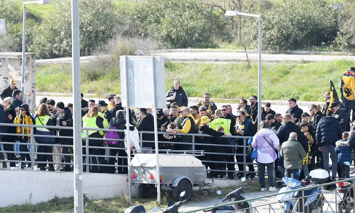 Οι οπαδοί της ΑΕΚ γεμίζουν σιγά σιγά το Πανθεσσαλικό, που αναμένεται να είναι κατάμεστο από 22.000 οπαδούς της Ένωσης