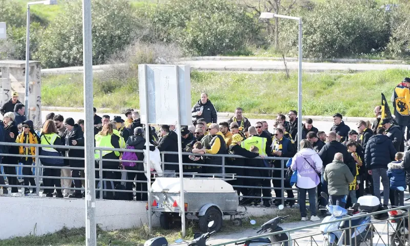 Παίρνουν θέση οι χιλιάδες οπαδοί της ΑΕΚ στο Βόλο