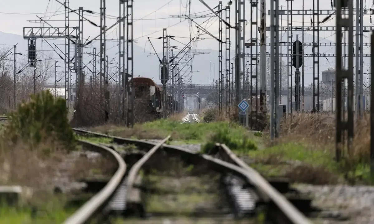 Σιδηρόδρομος: Τρία χρόνια μετά την τραγωδία των Τεμπών, η ασφάλεια των επιβατών κινδυνεύει ακόμα από τις συμμορίες του χαλκού.