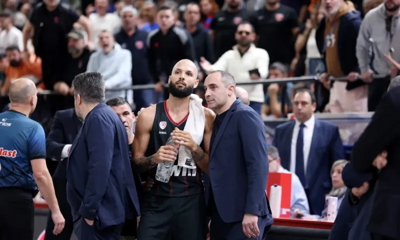 Χαμός με Φουρνιέ και φίλαθλο στη Γλυφάδα – Διακοπή και αποβολή (vids)