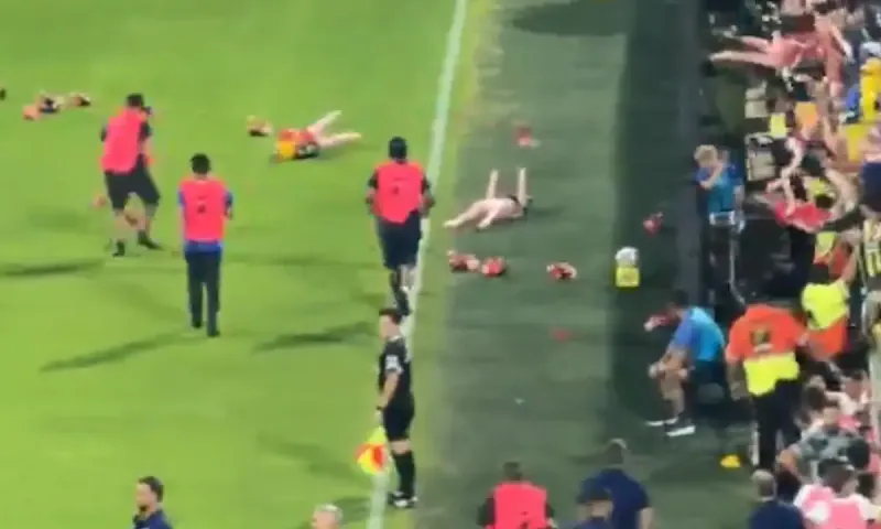 Οπαδοί της Rosario Central πέταξαν φουσκωτές κούκλες με φανέλες της Newell’s στο γήπεδο