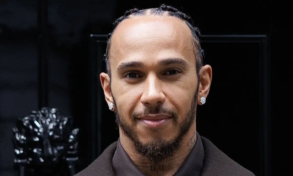 lewis hamilton portreto london downing street