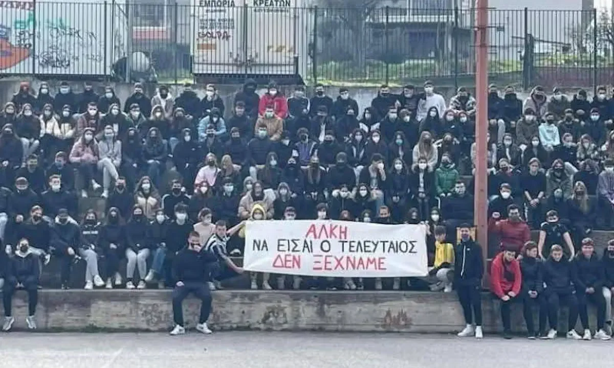 Καλαμαριά: Συγκλονίζει η φωτογραφία με τον Κλεομένη Αλήτσιο που πριν 4 χρόνια τιμούσε τον δολοφονημένο Άλκη Καμπανό με συμμαθητές του.