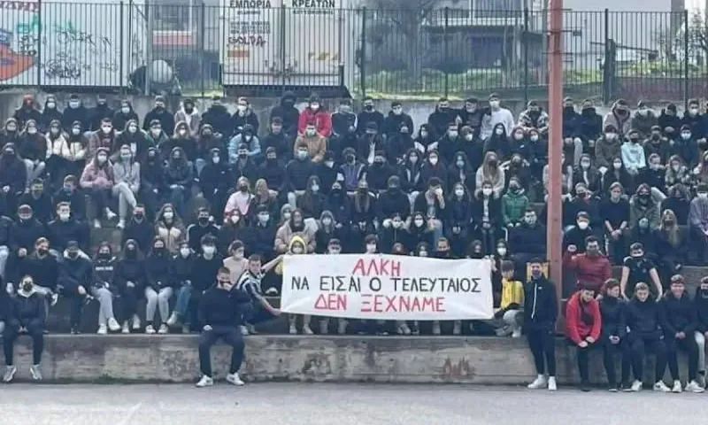 «Άλκη να είσαι ο τελευταίος» - Όταν ο 20χρονος Κλεομένης που δολοφονήθηκε στην Καλαμαριά κρατούσε πανό κατά της οπαδικής βιας