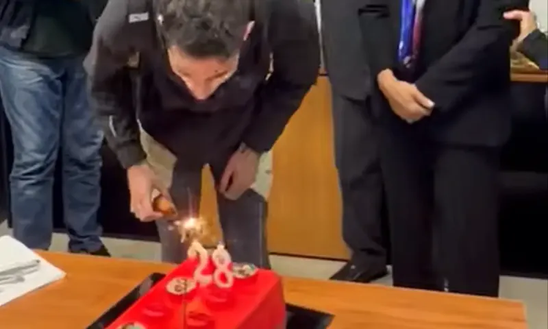 Η LEGO τούρτα που έκλεψε την παράσταση στα γενέθλια του Μίλτου Τεντόγλου πριν από το Παγκόσμιο της Πολωνίας