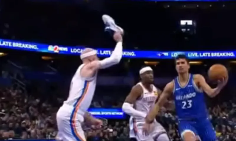 NBA : Ο Άλεξ Καρούσο έχασε το παπούτσι του, έκανε άμυνα με αυτό και χρεώθηκε τεχνική ποινή στο Θάντερ Μάτζικ