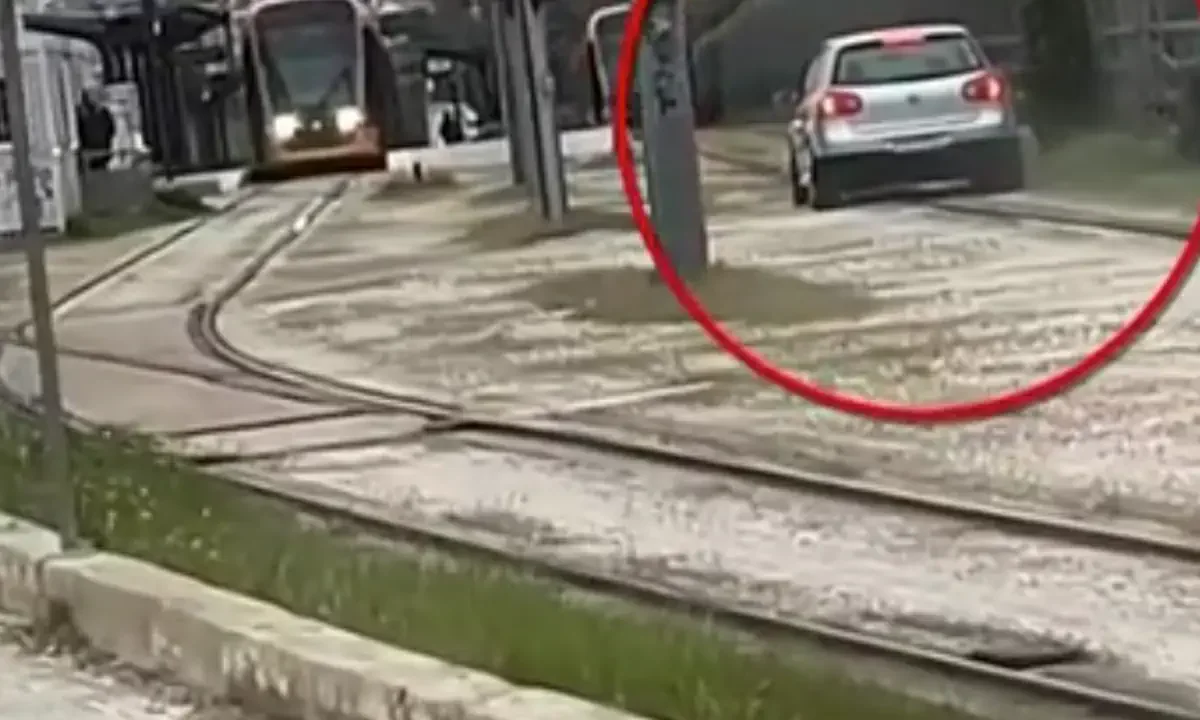 Αυτοκίνητα στις γραμμές του τραμ στην παραλιακή