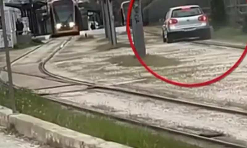 Το νέο κόλπο στην παραλιακή : μπαίνουν στις γραμμές του τραμ για να γλιτώσουν την κίνηση (video)