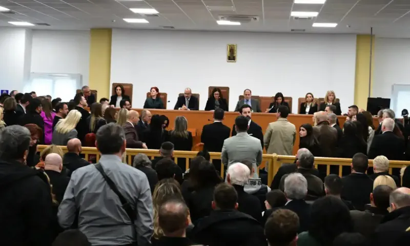 Δίκη για τα Τέμπη: Συνεχίζεται ο σάλος για την αίθουσα «τρύπα» - Καρφιά Κικίλια για Φλωρίδη: «ο χώρος δεν πληροί τις προϋποθέσεις»