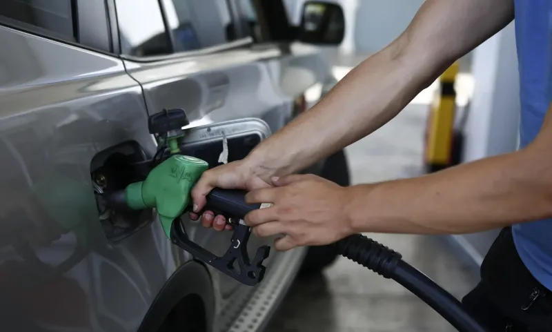 Fuel Pass: Τί γίνεται με τις οικογένειες που έχουν 2 αυτοκίνητα