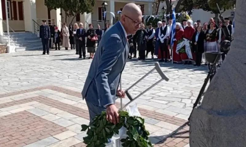 Κωνσταντίνος Σινάνης: Συγκίνησε ο δήμαρχος του Άη Στράτη που γύρισε χειρουργημένος στα καθήκοντα του - «Και με 1μισι πόδι οφείλεις φόρο τιμής στην 25η Μαρτίου»