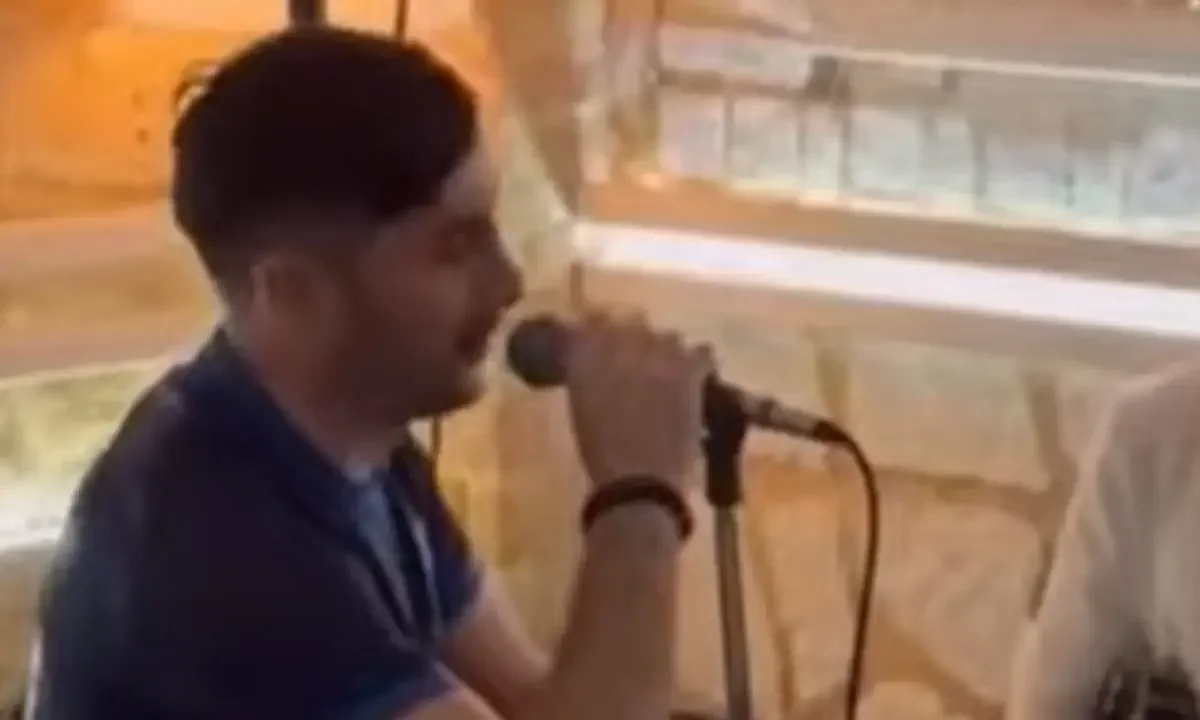 Κώστας Μανωλάς Πανναξιακός πανηγυρισμοί μικρόφωνο