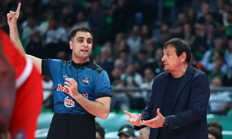 Επίθεση Μπόμπι Ντίξον σε Εργκίν Αταμάν μετά το ντέρμπι - «Κλαίει πολυ, να γίνει καλύτερος»