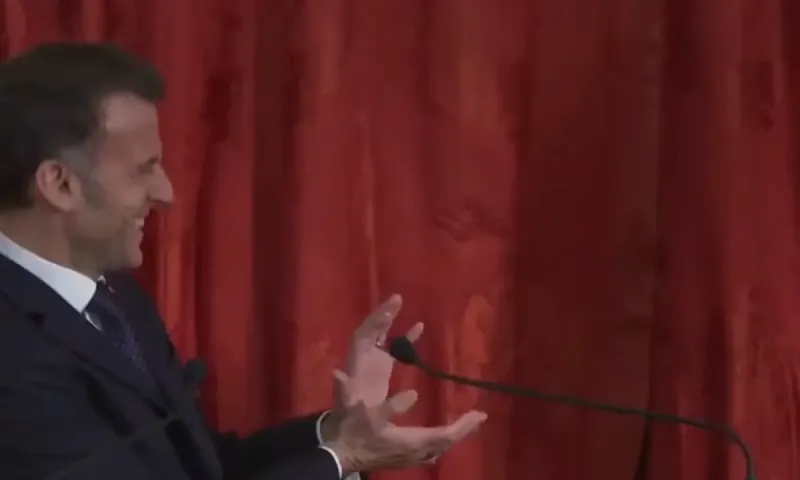 Ο Μακρόν και η πρωθυπουργός της Ιαπωνίας έκαναν καμεχαμέχα μπροστά στις κάμερες