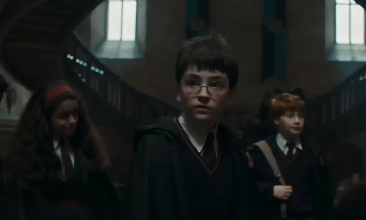 Νέος Harry Potter σε θέμα που αφορά τις πρώτες εικόνες από τη σειρά και τα βασικά σκηνικά της ιστορίας