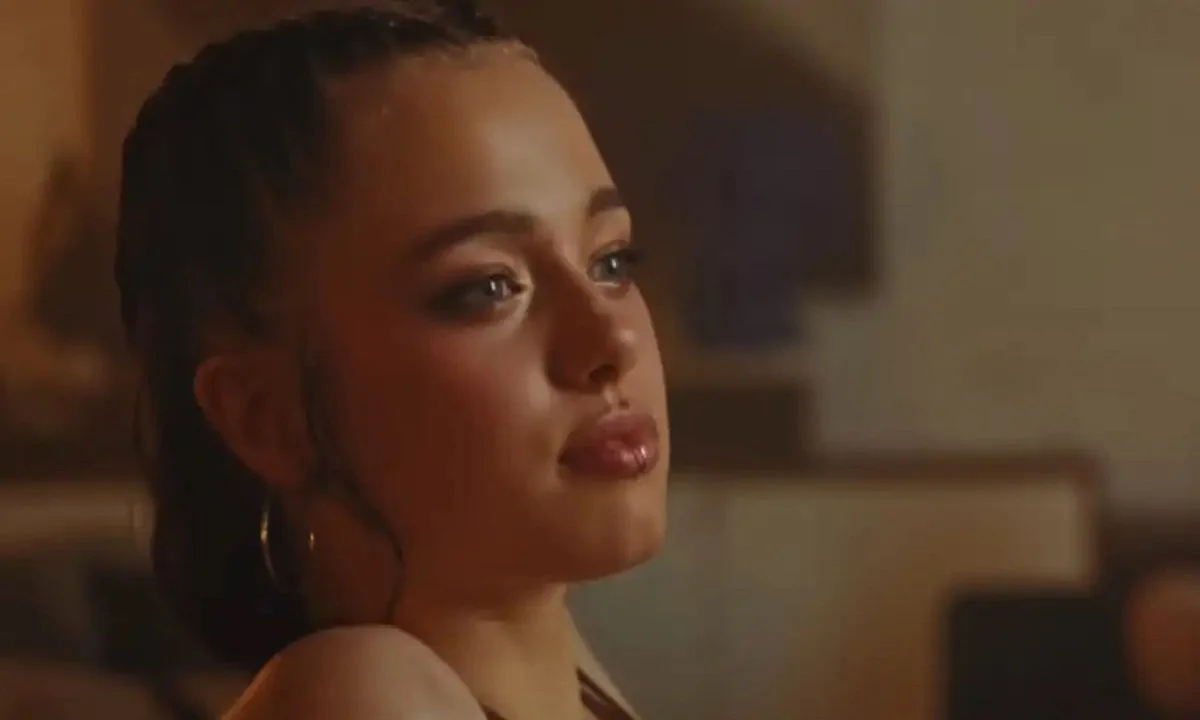 Shiloh Jolie video clip Dayoung emfanisi