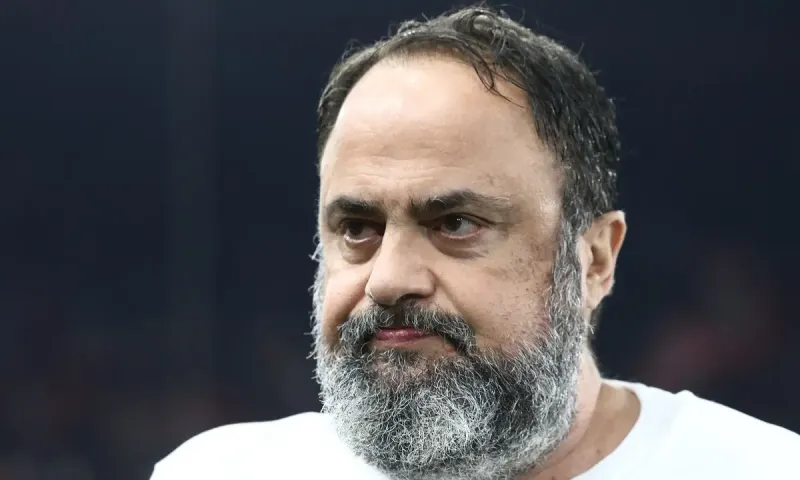 Αποθεώθηκε ο Βαγγέλης Μαρινάκης αλλά μετά το τέλος του αγώνα θα ακούσει γιούχα έτσι όπως παίζει ο Ολυμπιακός