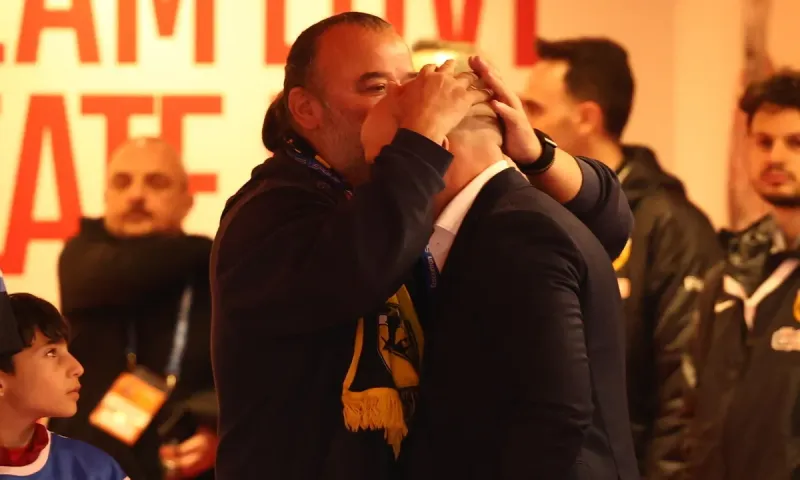 AEK: Και μαγκιά της! Να παλεύουν να την «ρίξουν» και να μην πέφτει!