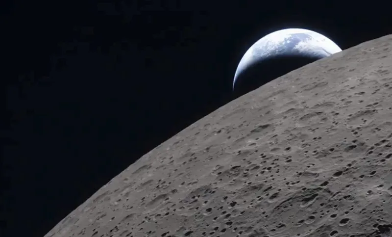 Η NASA έδειξε τις πρώτες εικόνες από την αθέατη πλευρά της Σελήνης και μια έκλειψη που κανείς άνθρωπος δεν είχε δει ξανά