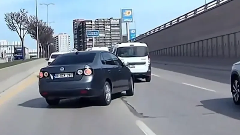 Σοκαριστικό βίντεο από την Άγκυρα δείχνει οδηγό να κάνει μανούβρες και να ρίχνει στο πλάι βαν