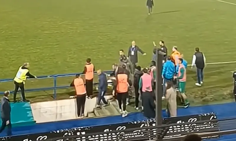 Κουκουλοφόροι οπαδοί της Φότζια μπούκαραν στο γήπεδο και κυνήγησαν τους παίκτες μετά την ήττα από τη Μονόπολι (video)