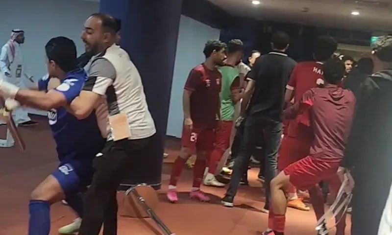 Χαμός στα αποδυτήρια με παίκτες της Ζάχρα να τρέχουν προς τον Αλ Μπάι (video)