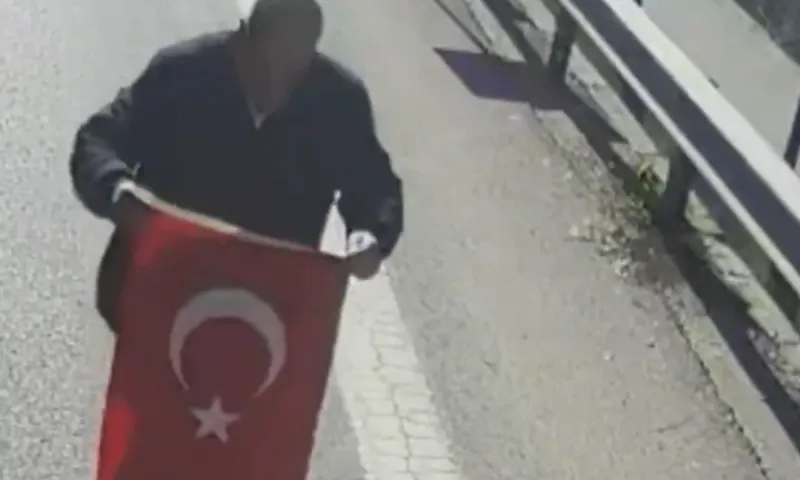 Οδηγός λεωφορείου στην Κωνσταντινούπολη σταμάτησε στη λεωφόρο για να σηκώσει τουρκική σημαία από τον δρόμο (video)
