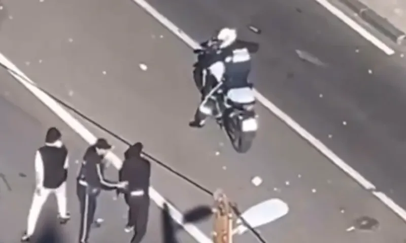 Πέταξαν πέτρες σε αστυνομικούς για να πάρουν πίσω μηχανή (video)