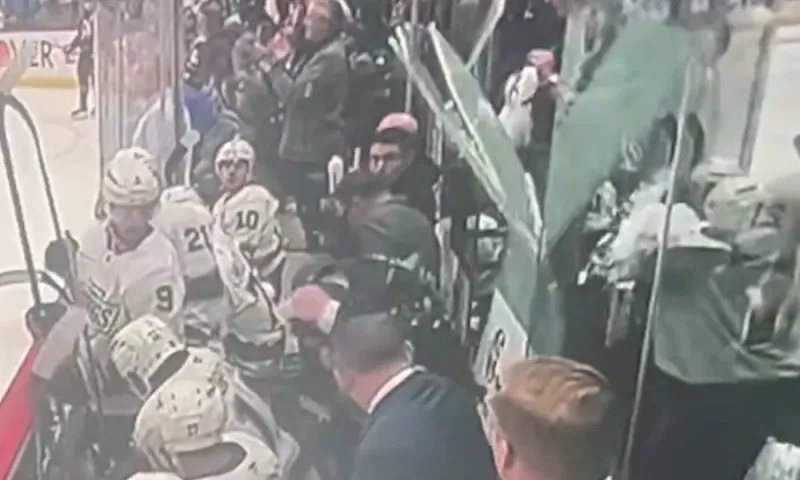Τρομακτική στιγμή στα NHL playoffs, όταν τζάμι πίσω από τον πάγκο των Kings έσπασε και κομμάτια έπεσαν πάνω στον D.J. Smith