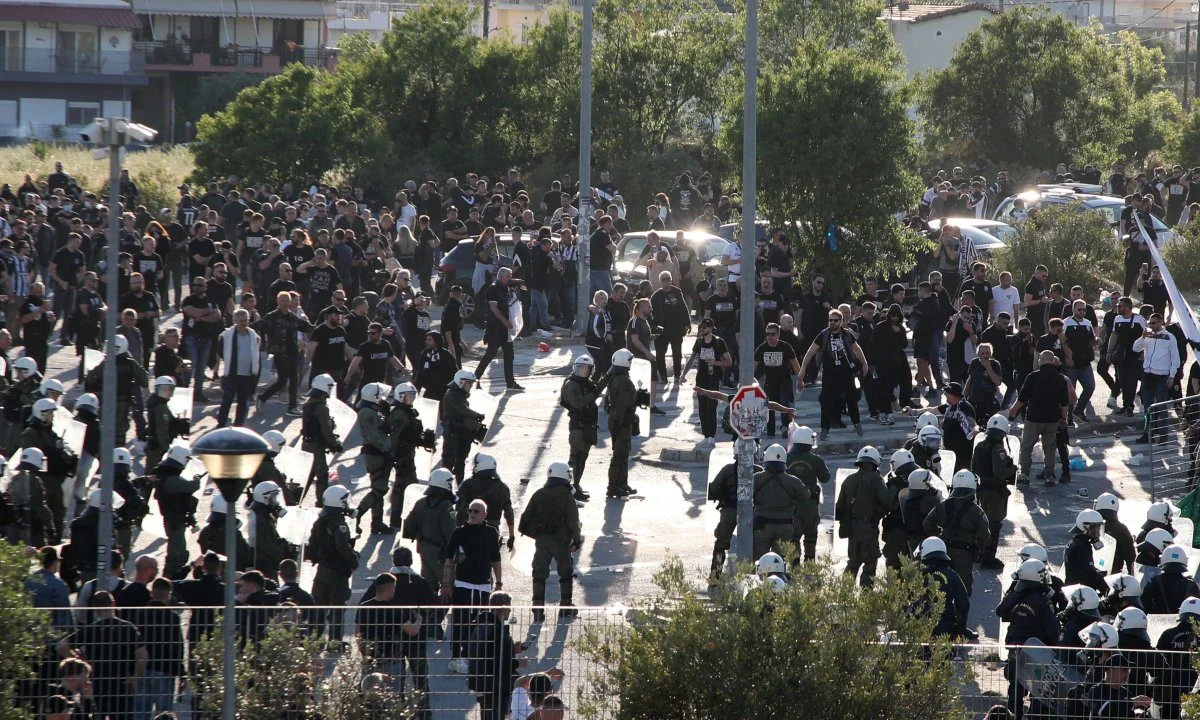 Ο κόσμος του ΟΦΗ ταλαιπωρήθηκε έξω από το γήπεδο λόγω κακής οργάνωσης της ΕΠΟ. Δεν μπορουσε να μπει στο γήπεδο με τον ΠΑΟΚ