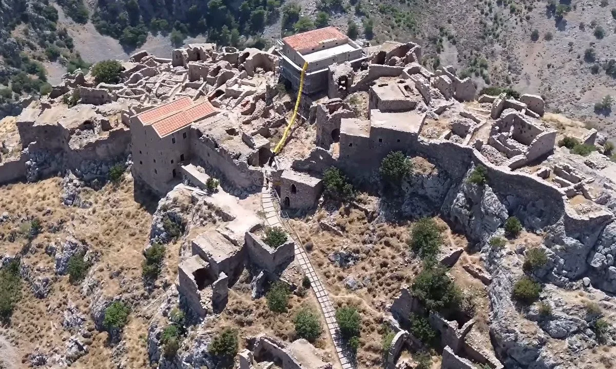Το χωριό φάντασμα στη Χίο που θυμίζει μεσαιωνικό κάστρο