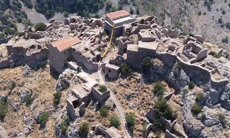 Το χωριό φάντασμα στη Χίο που στέκει πάνω σε βράχο και θυμίζει μεσαιωνικό κάστρο
