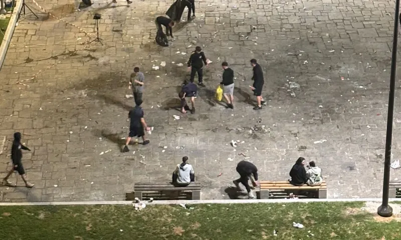 Οι οπαδοί του ΠΑΟΚ καθάρισαν την πλατεία Ναυαρίνου μετά τον χαμένο τελικό