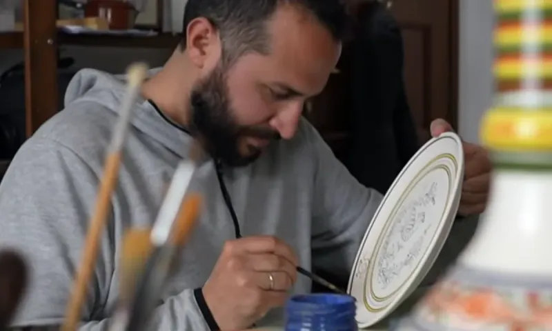 Άφησε το Πολεμικό Ναυτικό και κράτησε ζωντανή την τέχνη των σκυριανών κεραμικών (video)
