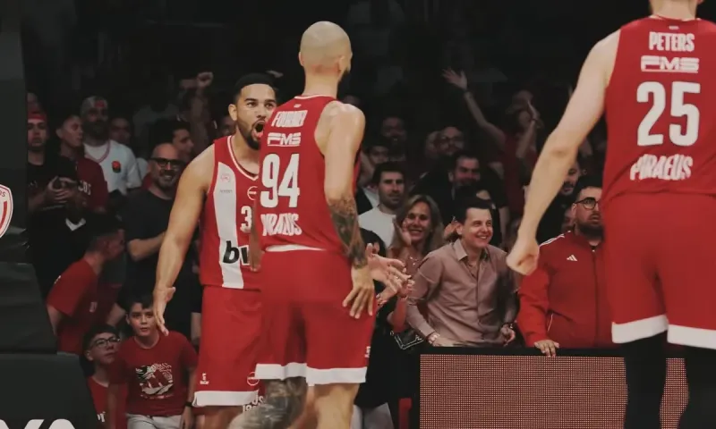 Η παρακάμερα του Ολυμπιακού στο Game 2 με τη Μονακό δείχνει όλο το ΣΕΦ να βράζει (video)