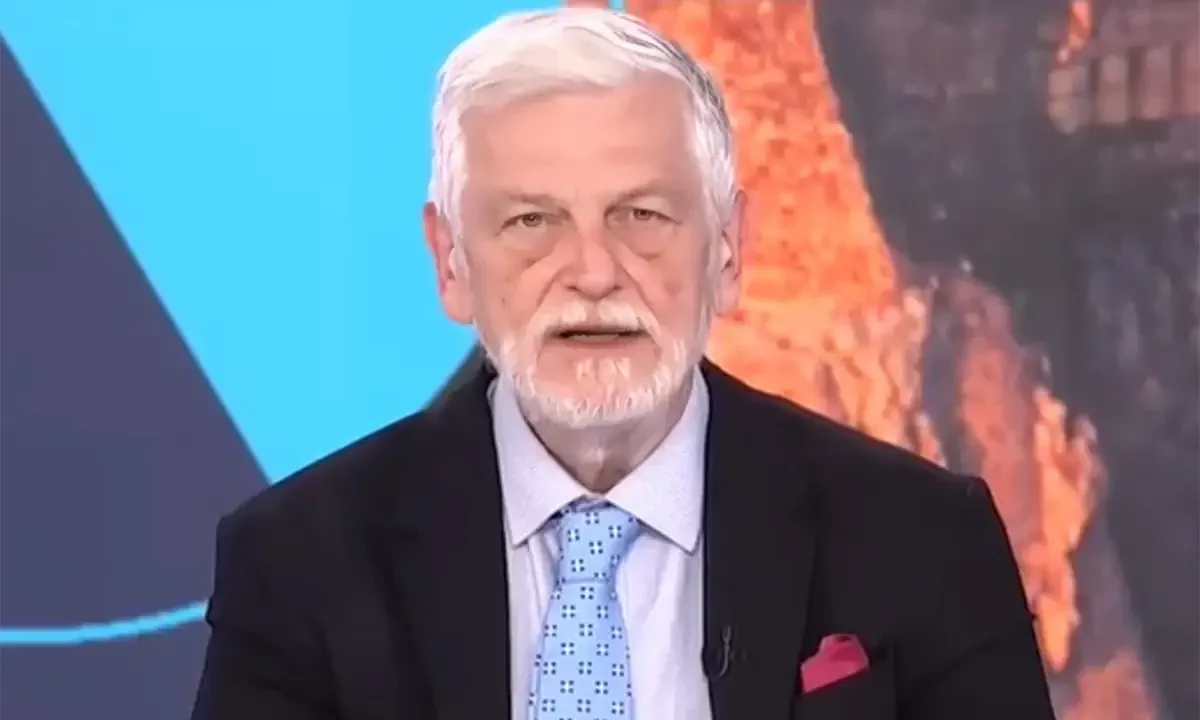 «Δεν είναι μόνο ο κ. Πιερρακάκης. Υπάρχουν πολλές τέτοιες περιπτώσεις. Εμένα αυτό δεν μου αρέσει», είπε ο Γιάννης Λοβέρδος στον ΣΚΑΪ.