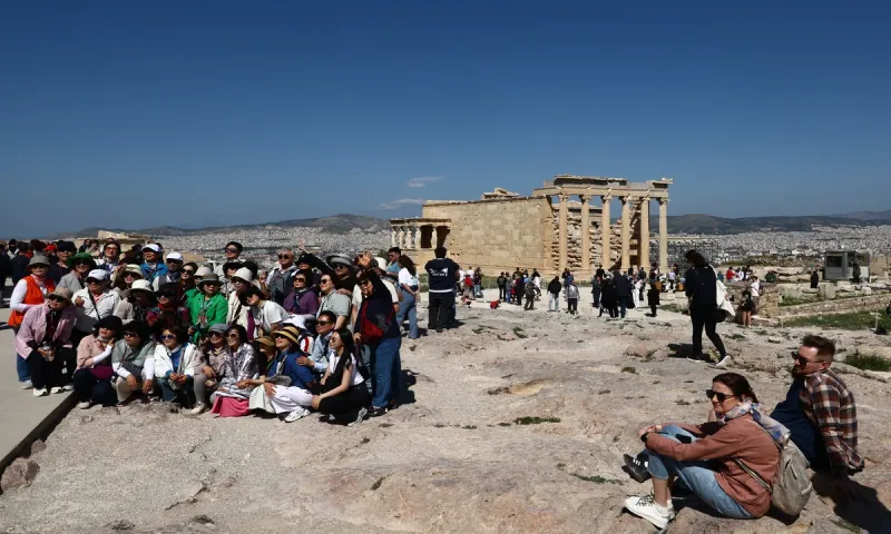 Βουτιά για τον τουρισμό: Πτώση προσδοκιών εν μέσω αβεβαιότητας και αυξημένων τιμών